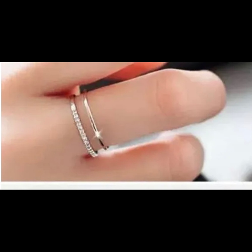 Beautiful ring. adjustable ring size. Brand new